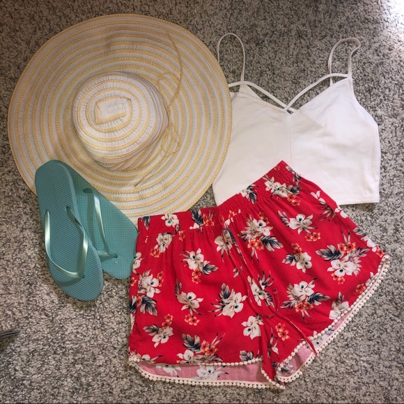 Hollister Pants - Red Floral Hollister flowy shorts